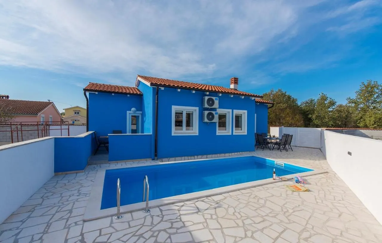 Дом отдыха Blue Holiday House With Private Pool Нова-Вас